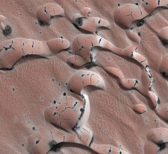 美宇航局拍摄火星表面壮观春季新月形沙丘