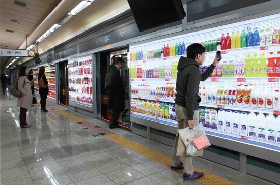 乐购旗下的韩国连锁超市Home_Plus的虚拟超市进驻地铁站