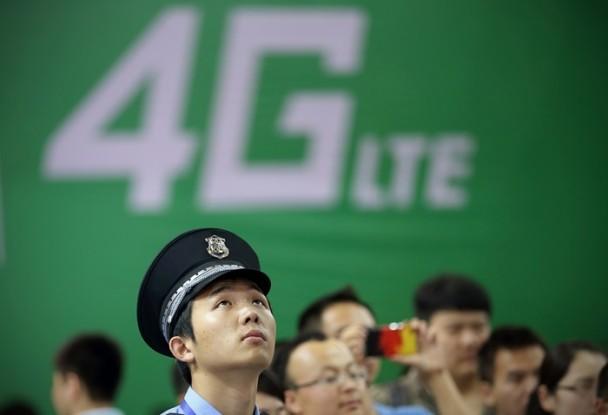霍思燕疑让嗯哼喝酒 遭网友炮轰:老拿儿子炒作