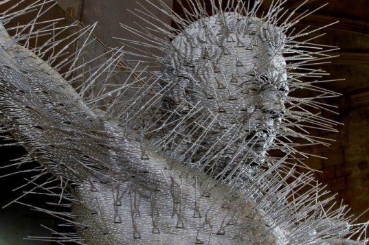 英国艺术家用衣服架和火柴雕塑 再现耶稣受难