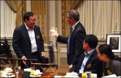 组图：人人高管亮相纽交所 陈一舟敲响上市钟