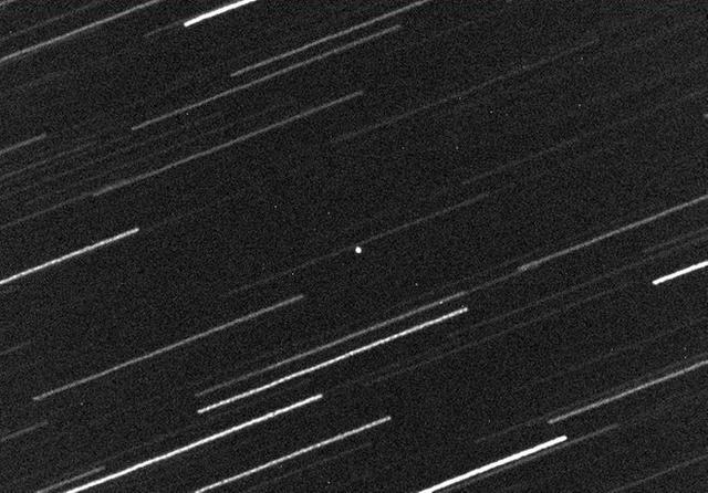 科学家发现小行星近距离飞越地球