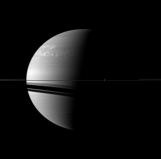 探测器监测土星肆虐超级风暴 为地球面积八倍