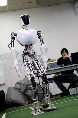美国大学生研制出全人体比例仿真机器人(图)