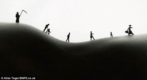 艺术家打造奇特人体景观 肚脐变成高尔夫球洞-图片版权归原作者所有