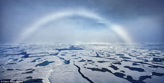 组图：俄摄影师在北极拍摄到罕见纯白色彩虹
