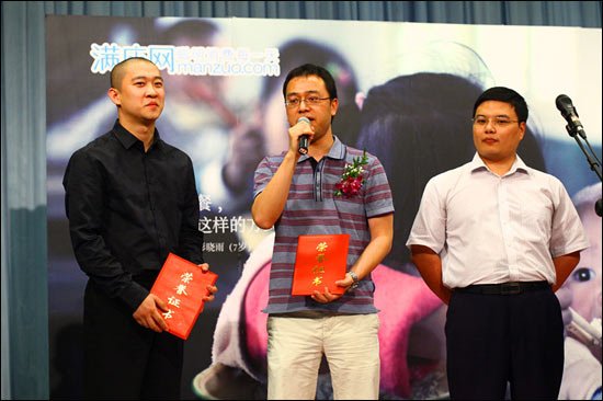 满座携手曹云金向贫困儿童捐赠万份免费午餐