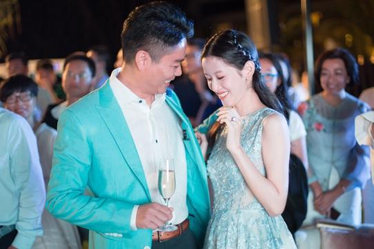 2015年10月,刘强东还迎娶白富美奶茶妹妹章泽天,并在澳洲举行婚礼.