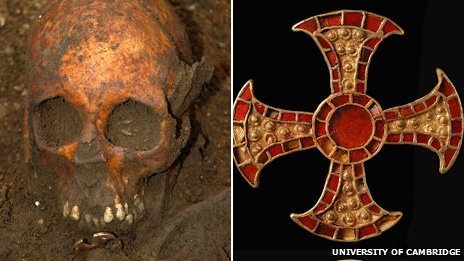 英发现7世纪罕见"床葬"遗迹及黄金十字架