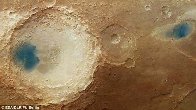 最新火星图像显示陨坑中有一片“蓝色湖泊”