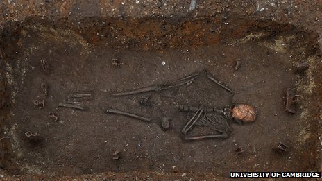 英发现7世纪罕见"床葬"遗迹及黄金十字架