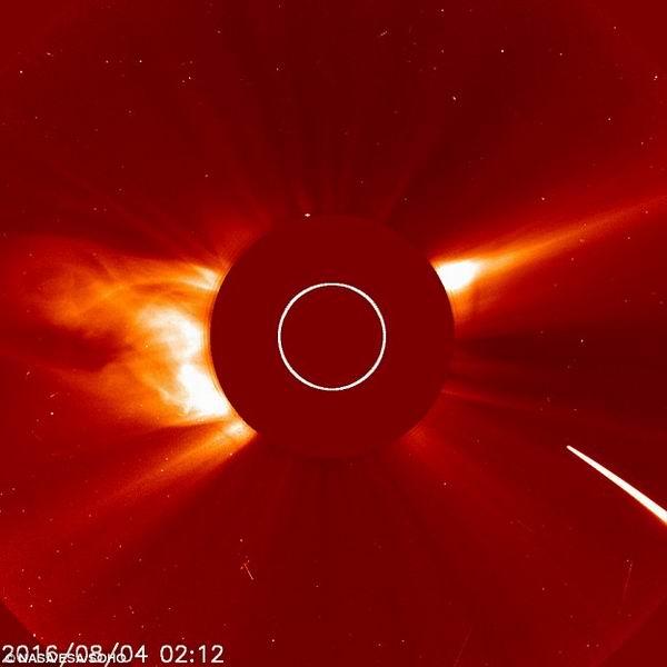 美国探测器拍摄到掠日彗星被太阳气化的过程