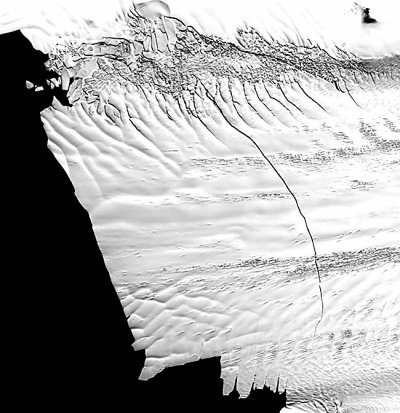 南极冰川现30公里裂缝或将诞生巨型冰山