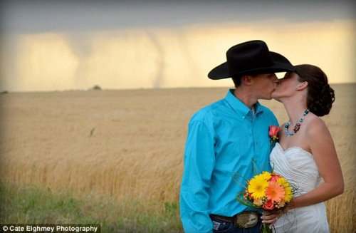 美国男子在龙卷风前亲吻新娘 场面颇为浪漫