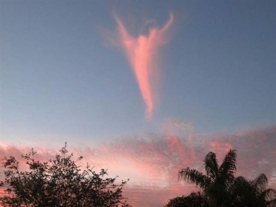 摄影师在美国空中拍摄到奇异的"云层天使"