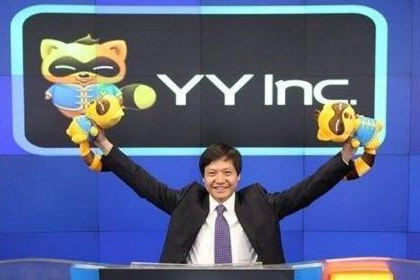 YY上市时，天使投资人雷军参加纳斯达克敲钟仪式