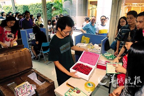 团购贵价水果提货大排长龙