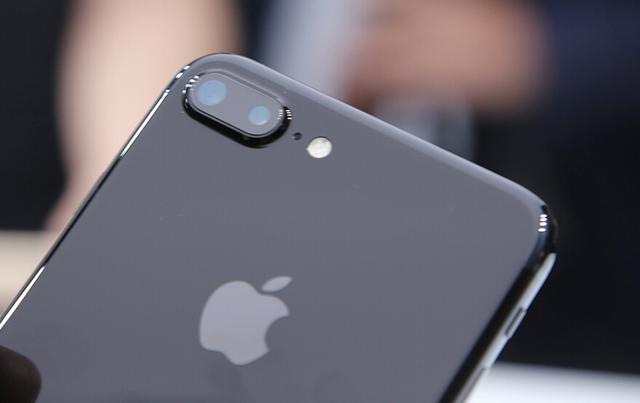 iPhone 7发售首日遭黄牛爆炒：亮黑色最高2.1万元