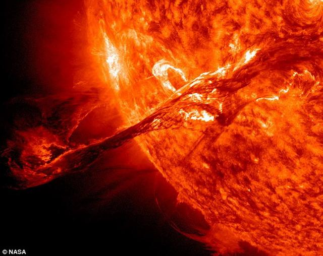 太阳磁场“小周期”扭曲能量形成大风暴