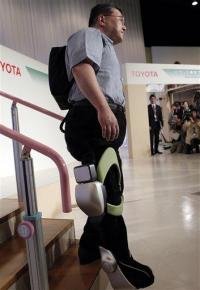 丰田公司展示助走器 帮老人和残疾人健步如飞