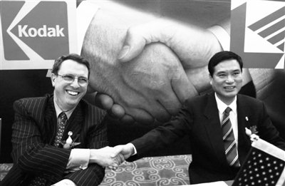 2003年,柯达与中国乐凯胶片公司签署战略合作协议,但这种联姻并不能挽救胶片行业的没落。5年后,两家公司原本20年的协议提前终止。
