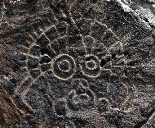 内蒙乌拉特发现一处距今4000年的人面岩画