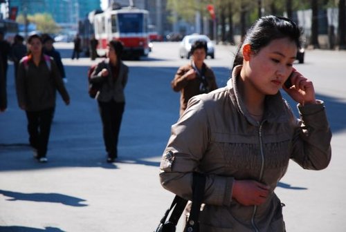 5月1日，平壤街头，一位女性正在用手机打电话 赵晓悦/摄