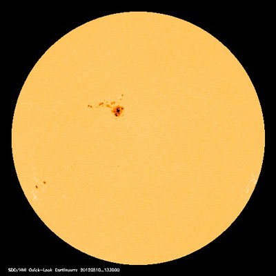 SOHO拍摄巨大的太阳黑子 预示着可能的破坏