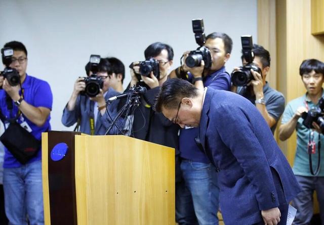 三星停售Galaxy Note7 移动业务总裁高东真鞠躬道歉