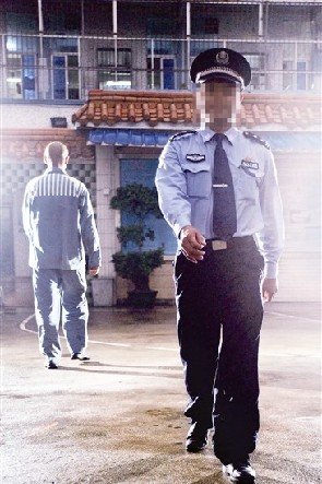 傍晚,高明监狱十六监区一位狱警与罪犯结束谈心