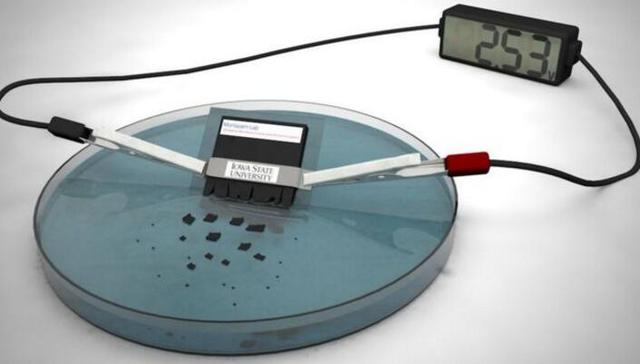 科学家开发出可溶解电池 遇高温或液体自行销毁