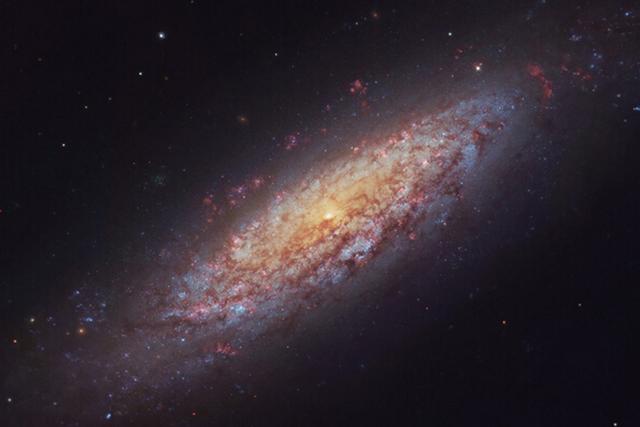 最孤独的星系：背靠1.5亿光年虚空地带