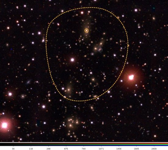 遥远星系团最大最亮星系隐藏暗能量神秘线索