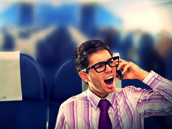 乘客在飞机上用手机打电话 或将面临高额资费