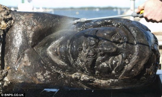 英海域打捞四百年前沉船 船舵雕刻着胡须武士