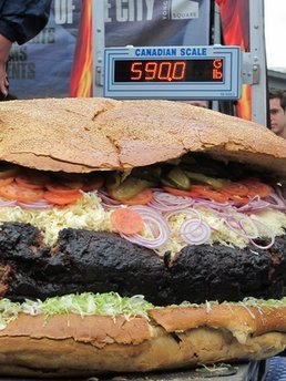 多伦多烤肉师傅打破纪录 烤出268公斤大汉堡