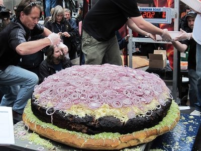 多伦多烤肉师傅打破纪录 烤出268公斤大汉堡