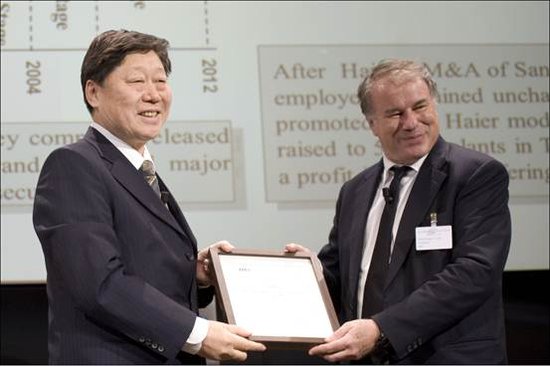 张瑞敏在欧洲获“管理思想领袖奖”