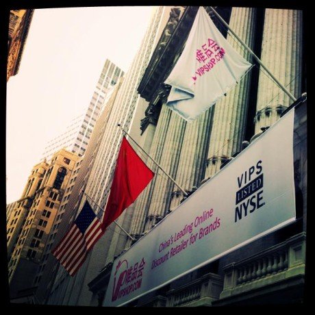 唯品会今日晚间上市 管理层纽交所门前合影