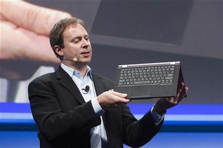 英特尔PC客户集团副总裁施浩德在CES展会上展示可变形为平板电脑的联想Yoga超级本.jpg
