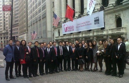 唯品会今日晚间上市管理层纽交所门前合影