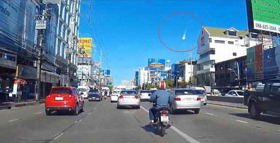 泰国曼谷天降火球:光团划过天空爆炸拖出白烟