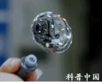 水球滴入颜料后立即变色。 水球滴入颜料后立即变色。