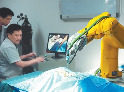 我国自主研发世界首台脊柱微创手术机器人