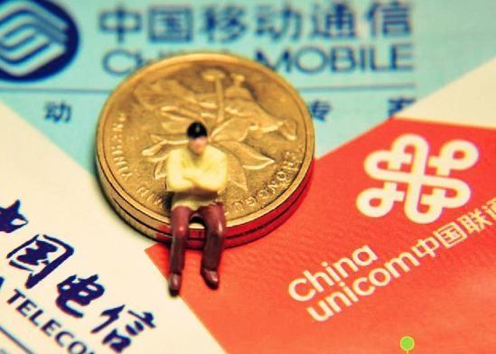 贾静雯戴墨镜在一机场排队等影星待 旁边只无人认出(图)