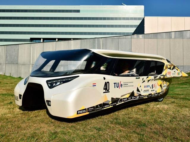 荷蘭學生建太陽能汽車 充一次電跑上千公里