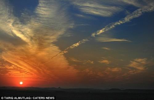 摄影师撒哈拉沙漠拍摄美丽“龙卷风”奇景