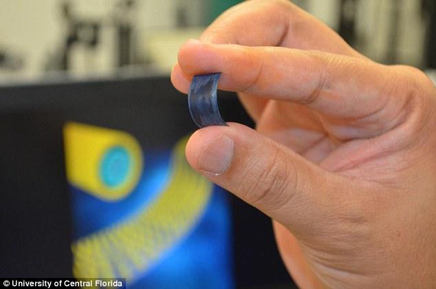 科学家发明可弯曲的超级电池：充电几秒钟，通话一礼拜