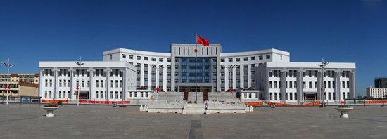 我们是四子王旗一中的高中学生,学校每年都收600多元的补课费,可是没