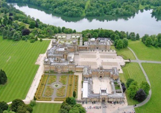 正文  英国庄园世界闻名,现在英国保存着不少旧时贵族居住的庄园,其中